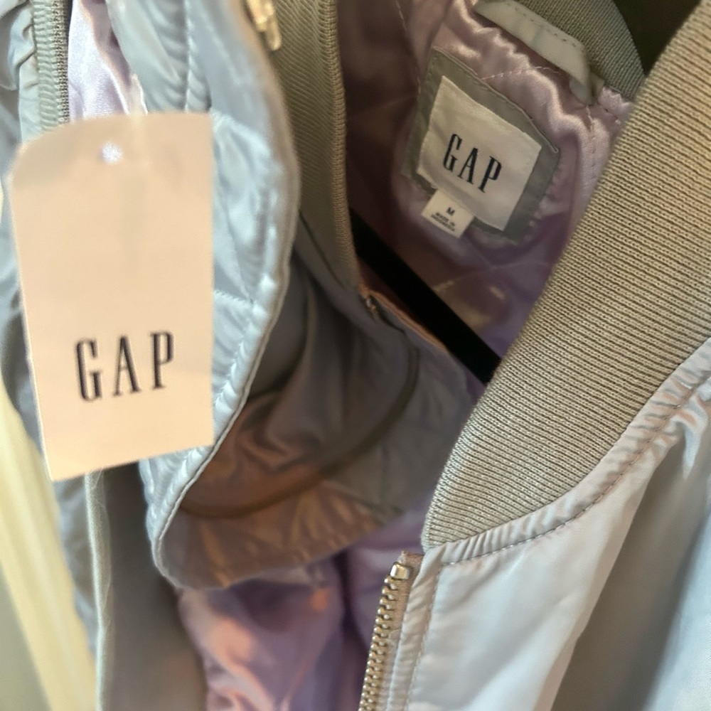 🩶💜NWT GAP Silver Bomber Jacket w/ Lavender Lining Zip Front w/ Pockets Size M - Picture 11 of 13